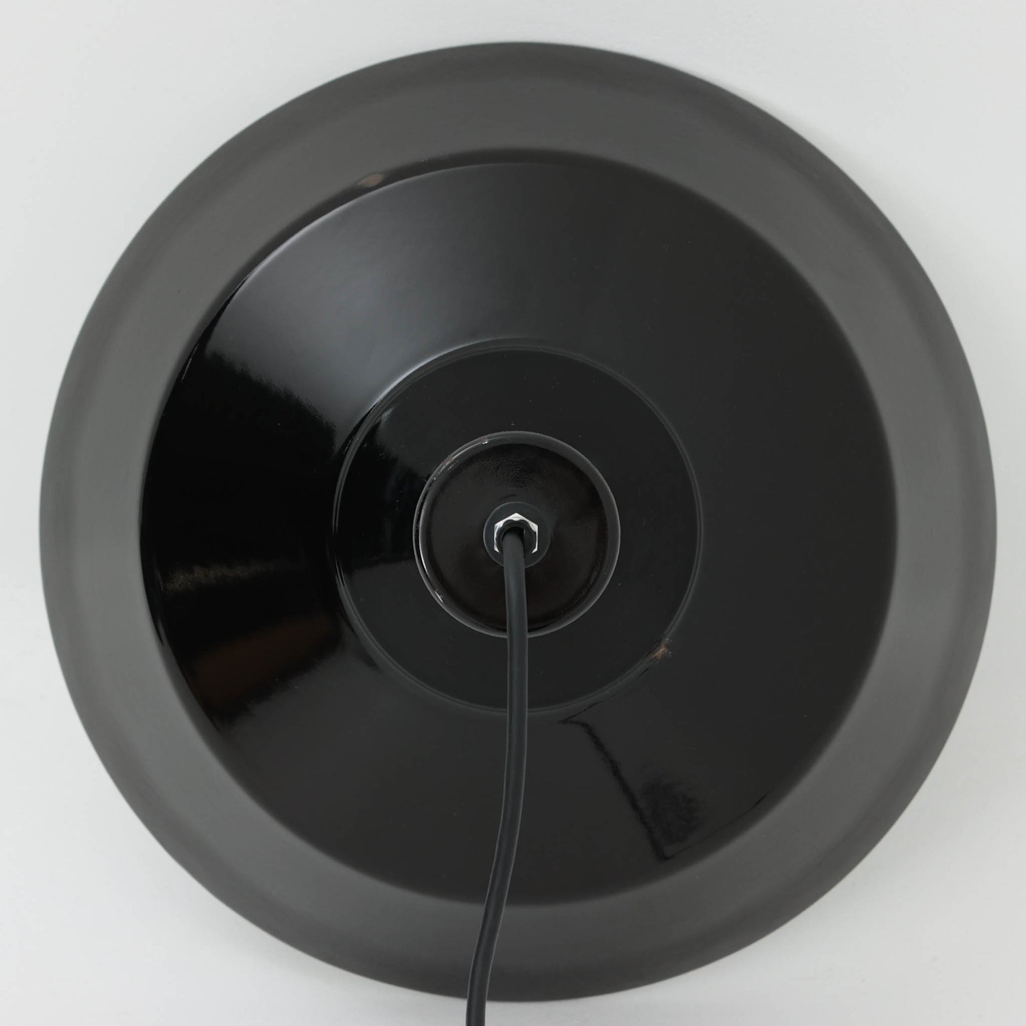 「The work shop lamp」です。Louis Poulsen社の定番ランプ。復刻品はアルミ製ですが、こちらはビンテージ品ならではの琺瑯＆エナメルモデル。艶感が魅力的です。