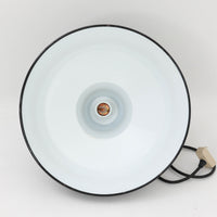 「The work shop lamp」です。Louis Poulsen社の定番ランプ。復刻品はアルミ製ですが、こちらはビンテージ品ならではの琺瑯＆エナメルモデル。艶感が魅力的です。