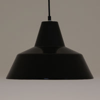 「The work shop lamp」です。Louis Poulsen社の定番ランプ。復刻品はアルミ製ですが、こちらはビンテージ品ならではの琺瑯＆エナメルモデル。艶感が魅力的です。