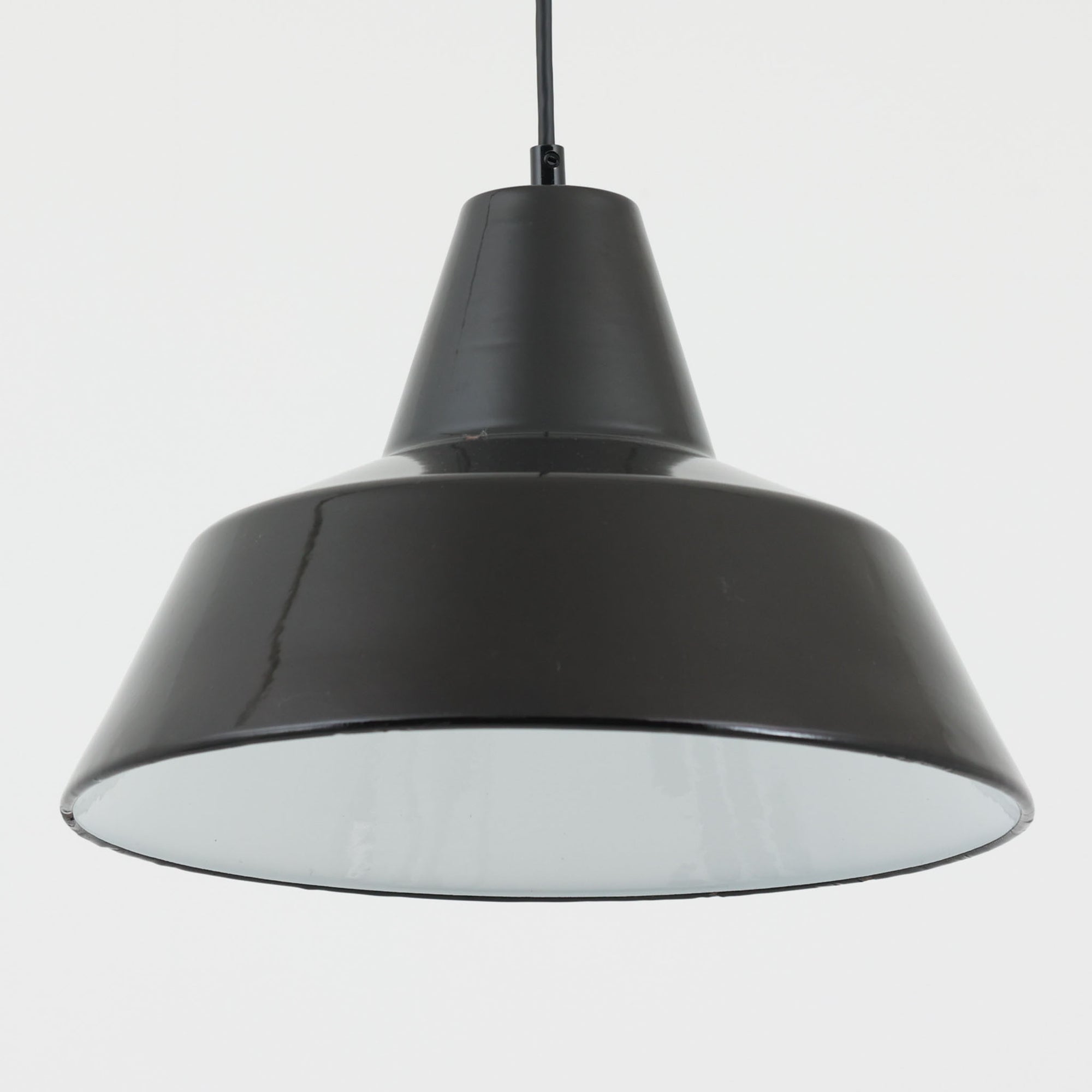「The work shop lamp」です。Louis Poulsen社の定番ランプ。復刻品はアルミ製ですが、こちらはビンテージ品ならではの琺瑯＆エナメルモデル。艶感が魅力的です。