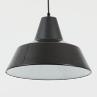 「The work shop lamp」です。Louis Poulsen社の定番ランプ。復刻品はアルミ製ですが、こちらはビンテージ品ならではの琺瑯＆エナメルモデル。艶感が魅力的です。