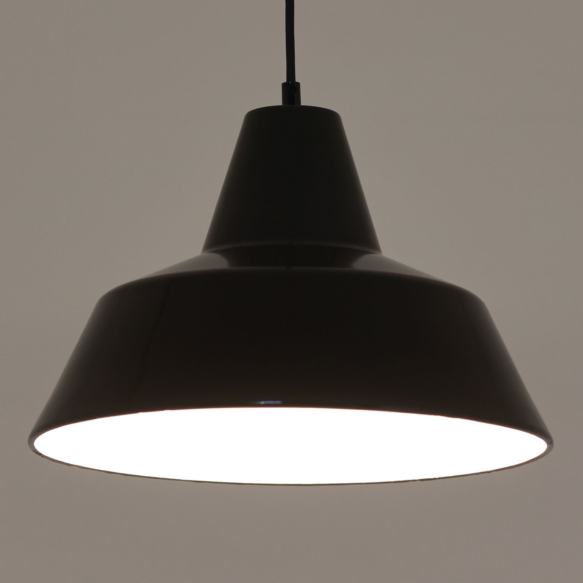 「The work shop lamp」です。Louis Poulsen社の定番ランプ。復刻品はアルミ製ですが、こちらはビンテージ品ならではの琺瑯＆エナメルモデル。艶感が魅力的です。