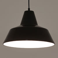 「The work shop lamp」です。Louis Poulsen社の定番ランプ。復刻品はアルミ製ですが、こちらはビンテージ品ならではの琺瑯＆エナメルモデル。艶感が魅力的です。