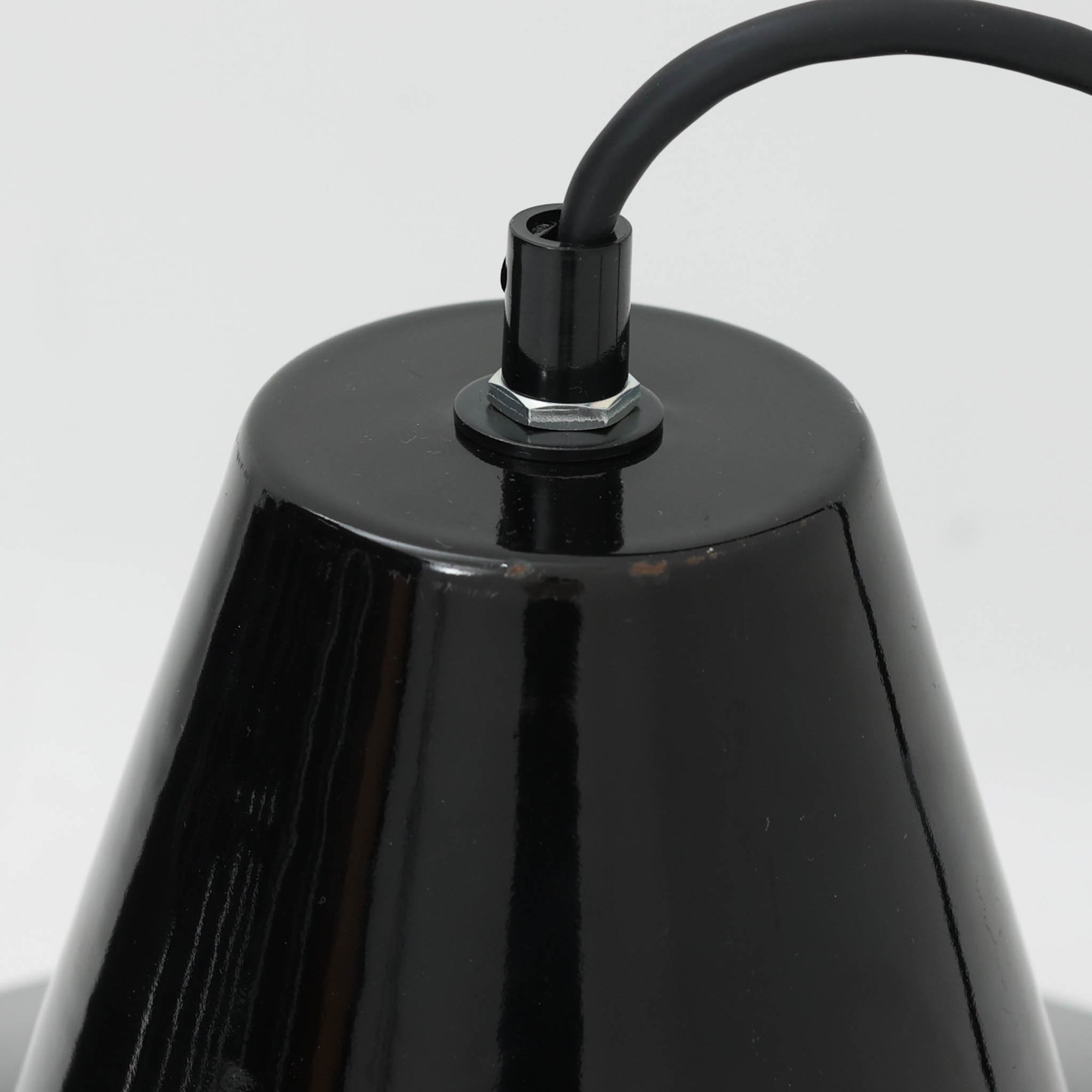 「The work shop lamp」です。Louis Poulsen社の定番ランプ。復刻品はアルミ製ですが、こちらはビンテージ品ならではの琺瑯＆エナメルモデル。艶感が魅力的です。