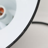 「The work shop lamp」です。Louis Poulsen社の定番ランプ。復刻品はアルミ製ですが、こちらはビンテージ品ならではの琺瑯＆エナメルモデル。艶感が魅力的です。