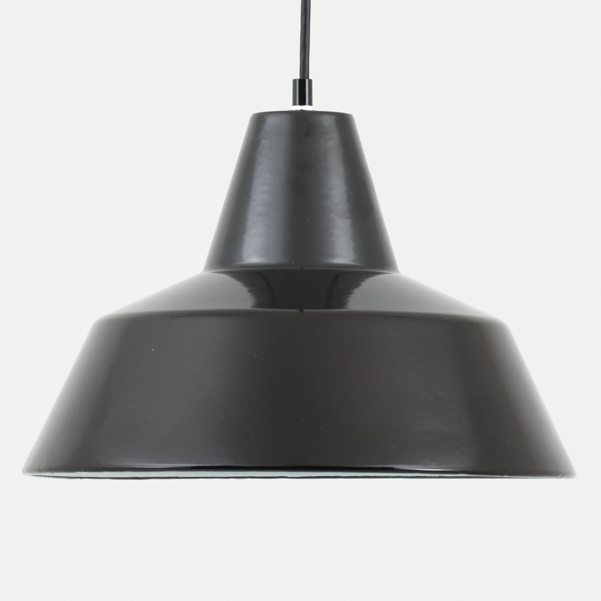 「The work shop lamp」です。Louis Poulsen社の定番ランプ。復刻品はアルミ製ですが、こちらはビンテージ品ならではの琺瑯＆エナメルモデル。艶感が魅力的です。
