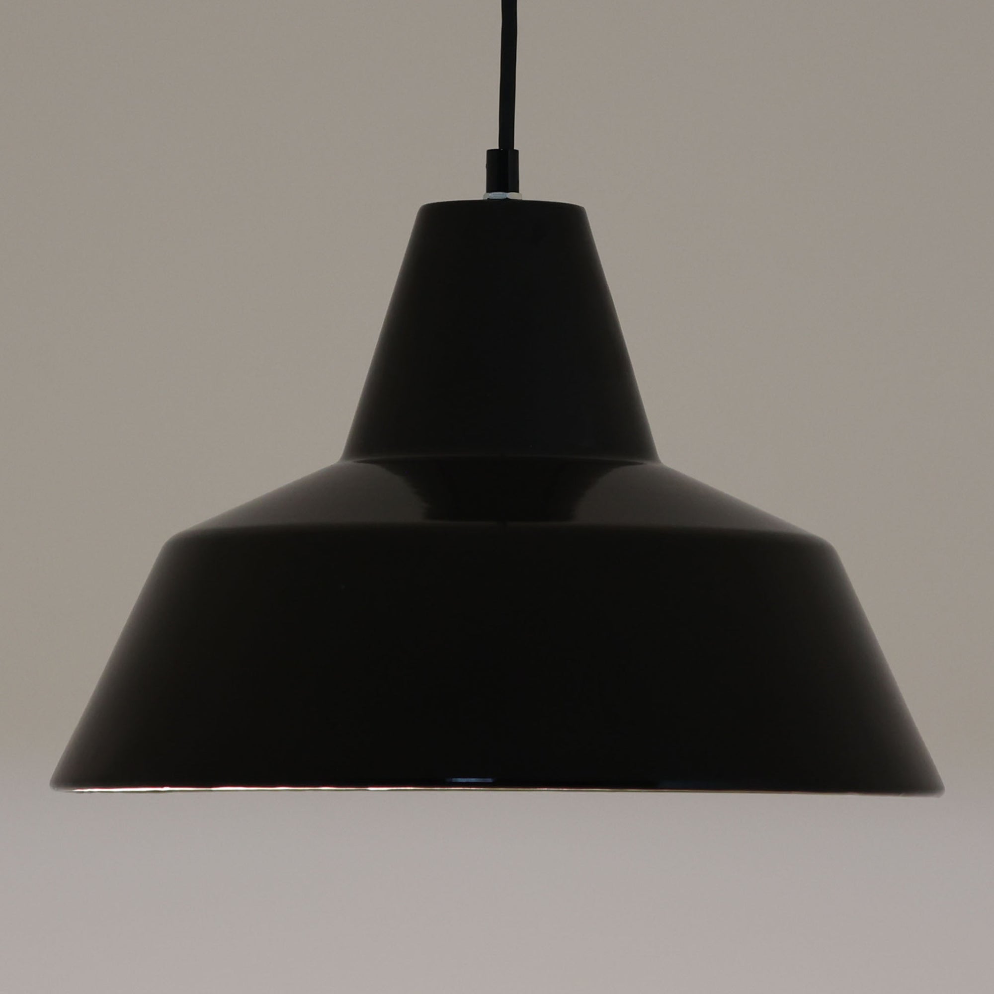 「The work shop lamp」です。Louis Poulsen社の定番ランプ。復刻品はアルミ製ですが、こちらはビンテージ品ならではの琺瑯＆エナメルモデル。艶感が魅力的です。