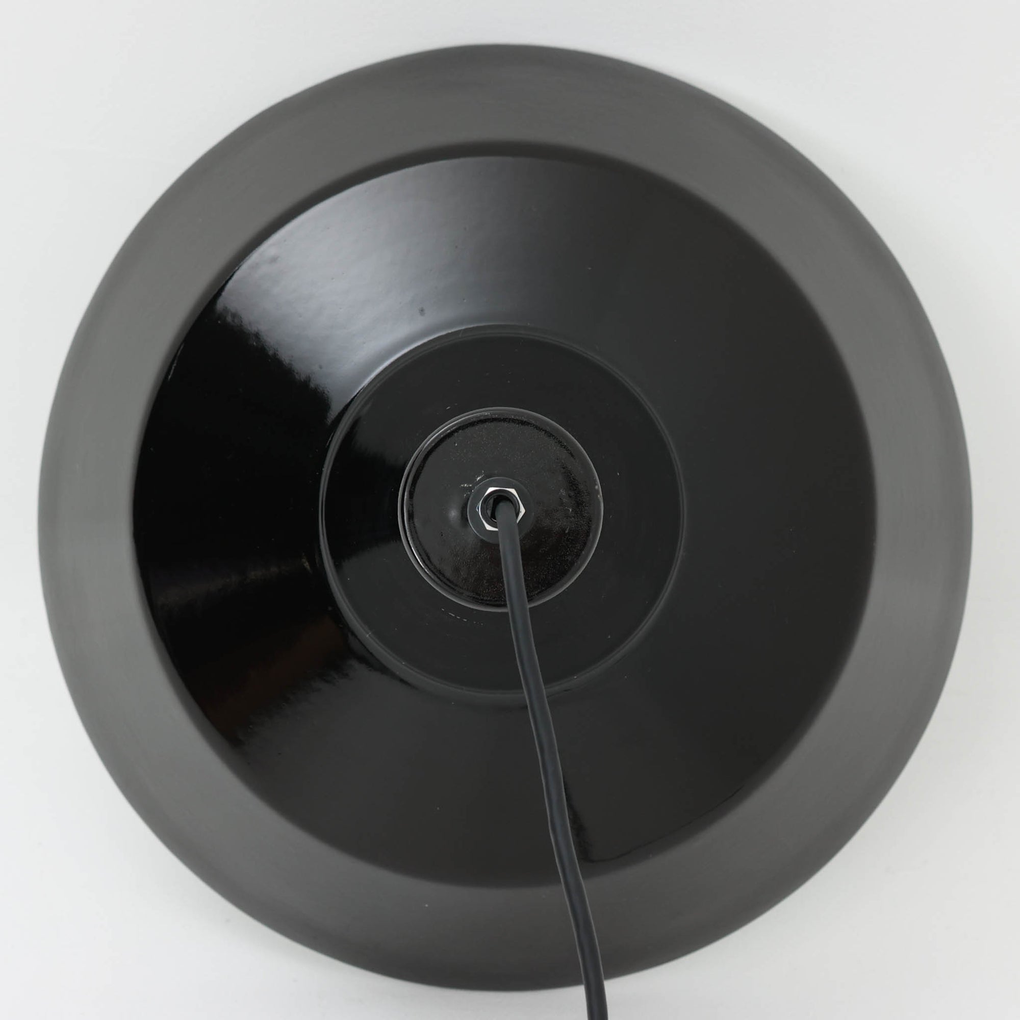 「The work shop lamp」です。Louis Poulsen社の定番ランプ。復刻品はアルミ製ですが、こちらはビンテージ品ならではの琺瑯＆エナメルモデル。艶感が魅力的です。