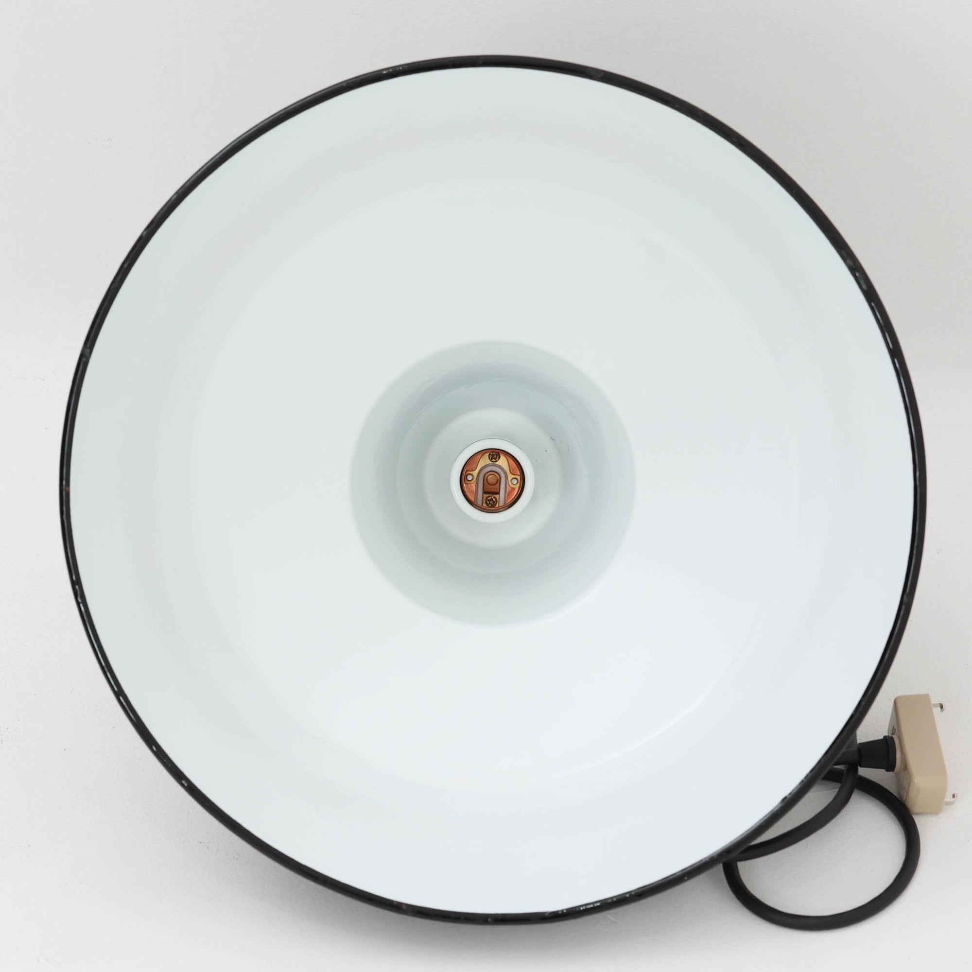 「The work shop lamp」です。Louis Poulsen社の定番ランプ。復刻品はアルミ製ですが、こちらはビンテージ品ならではの琺瑯＆エナメルモデル。艶感が魅力的です。