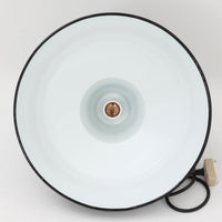 「The work shop lamp」です。Louis Poulsen社の定番ランプ。復刻品はアルミ製ですが、こちらはビンテージ品ならではの琺瑯＆エナメルモデル。艶感が魅力的です。