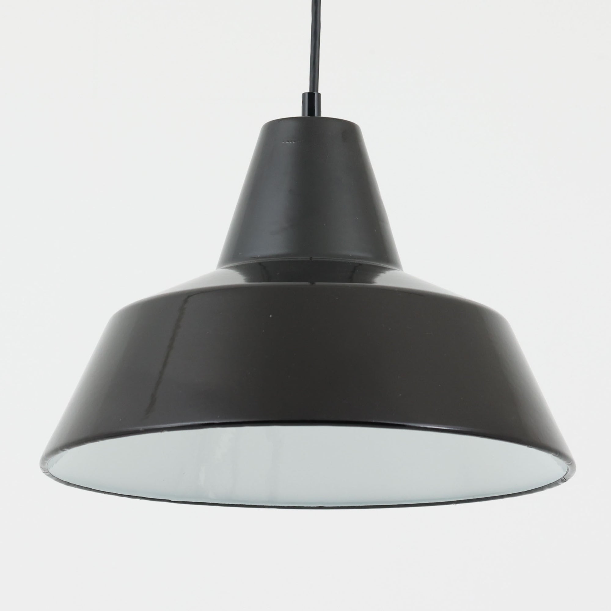 「The work shop lamp」です。Louis Poulsen社の定番ランプ。復刻品はアルミ製ですが、こちらはビンテージ品ならではの琺瑯＆エナメルモデル。艶感が魅力的です。