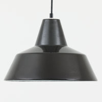 「The work shop lamp」です。Louis Poulsen社の定番ランプ。復刻品はアルミ製ですが、こちらはビンテージ品ならではの琺瑯＆エナメルモデル。艶感が魅力的です。