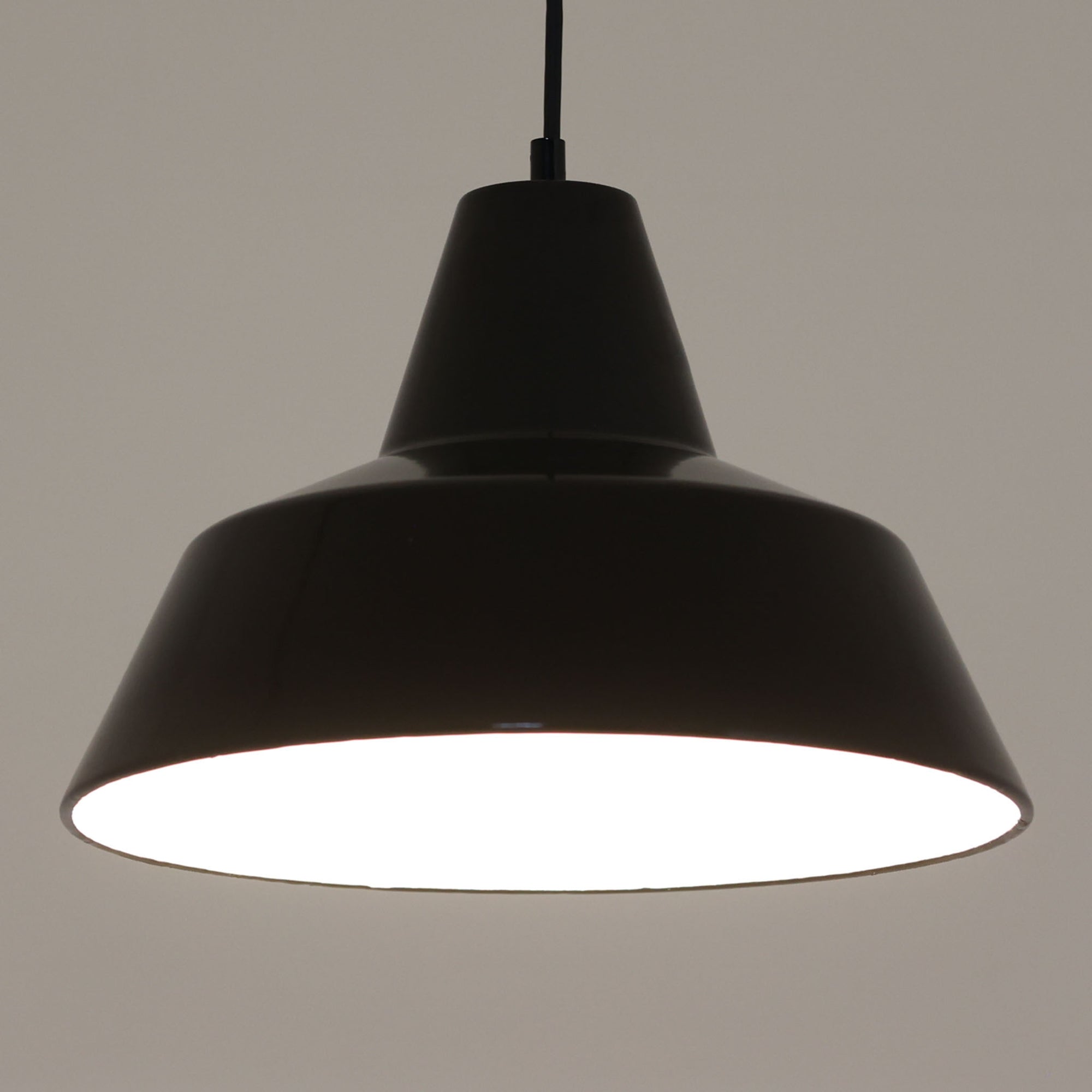 「The work shop lamp」です。Louis Poulsen社の定番ランプ。復刻品はアルミ製ですが、こちらはビンテージ品ならではの琺瑯＆エナメルモデル。艶感が魅力的です。
