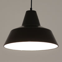 「The work shop lamp」です。Louis Poulsen社の定番ランプ。復刻品はアルミ製ですが、こちらはビンテージ品ならではの琺瑯＆エナメルモデル。艶感が魅力的です。