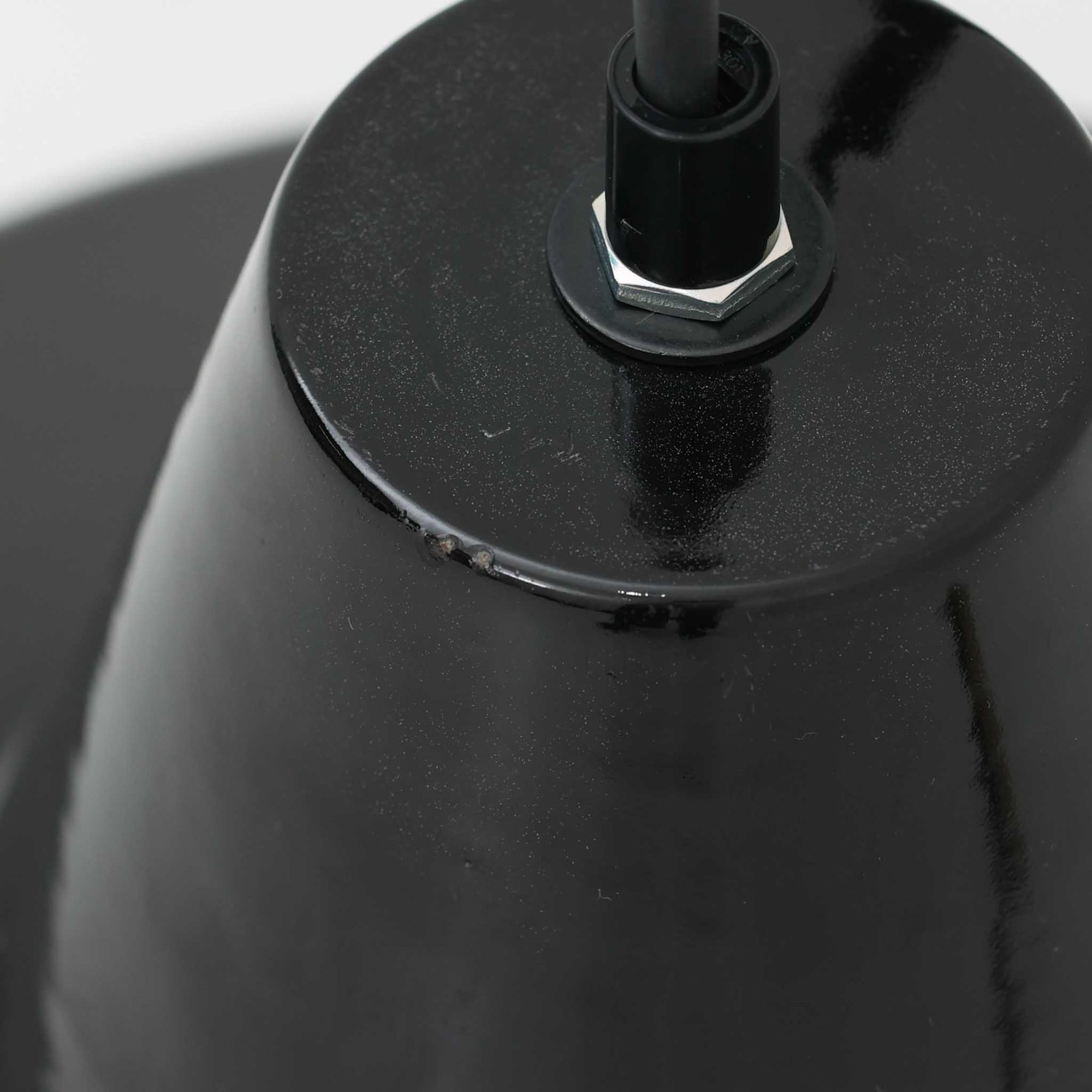 「The work shop lamp」です。Louis Poulsen社の定番ランプ。復刻品はアルミ製ですが、こちらはビンテージ品ならではの琺瑯＆エナメルモデル。艶感が魅力的です。