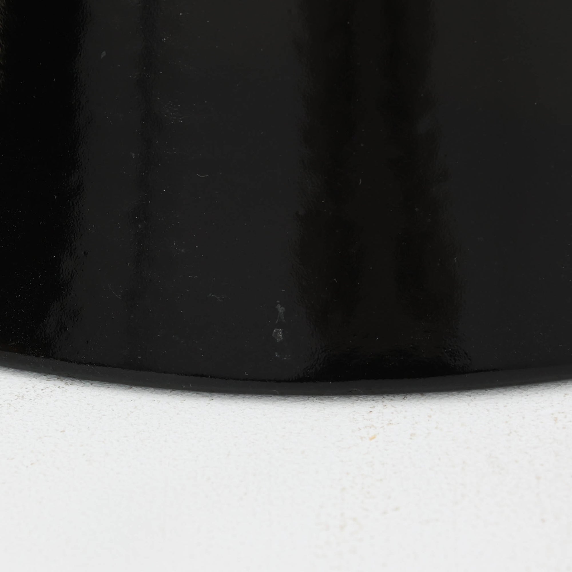 「The work shop lamp」です。Louis Poulsen社の定番ランプ。復刻品はアルミ製ですが、こちらはビンテージ品ならではの琺瑯＆エナメルモデル。艶感が魅力的です。