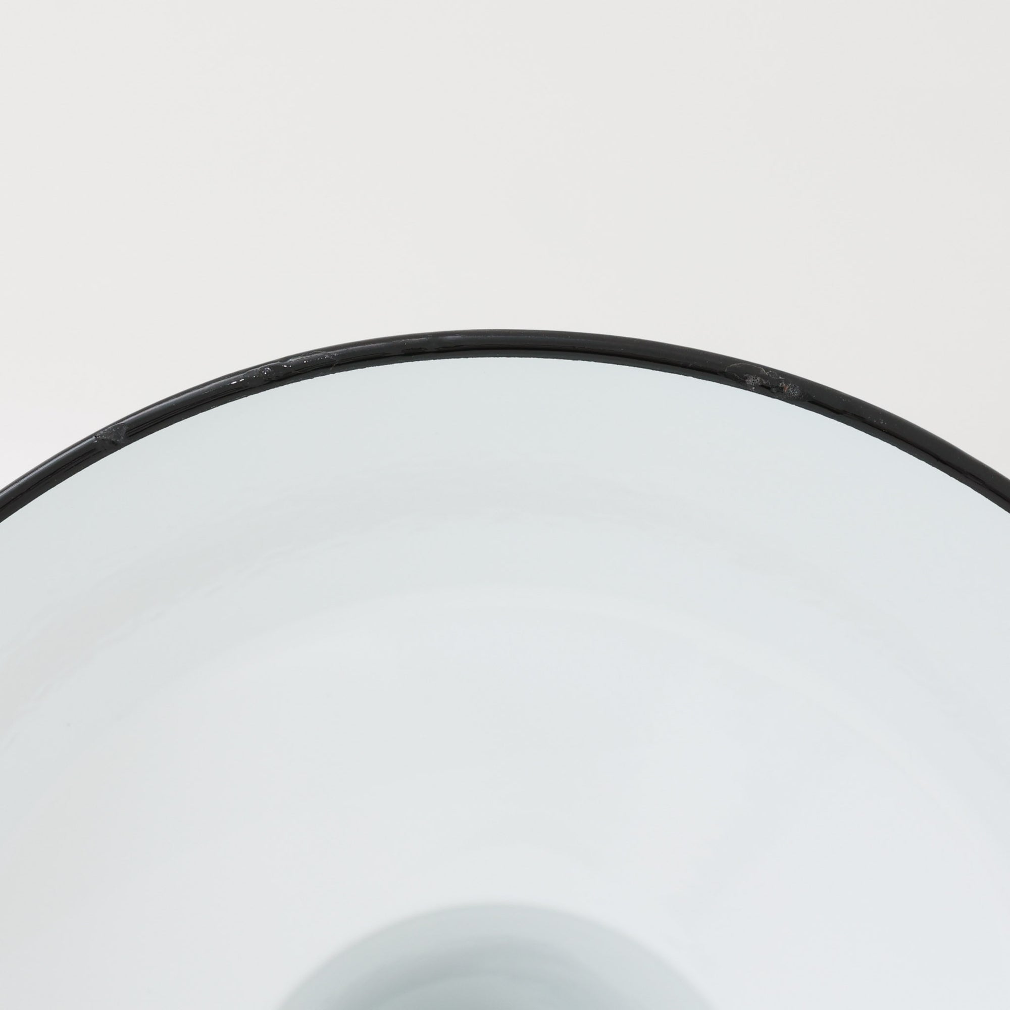 「The work shop lamp」です。Louis Poulsen社の定番ランプ。復刻品はアルミ製ですが、こちらはビンテージ品ならではの琺瑯＆エナメルモデル。艶感が魅力的です。