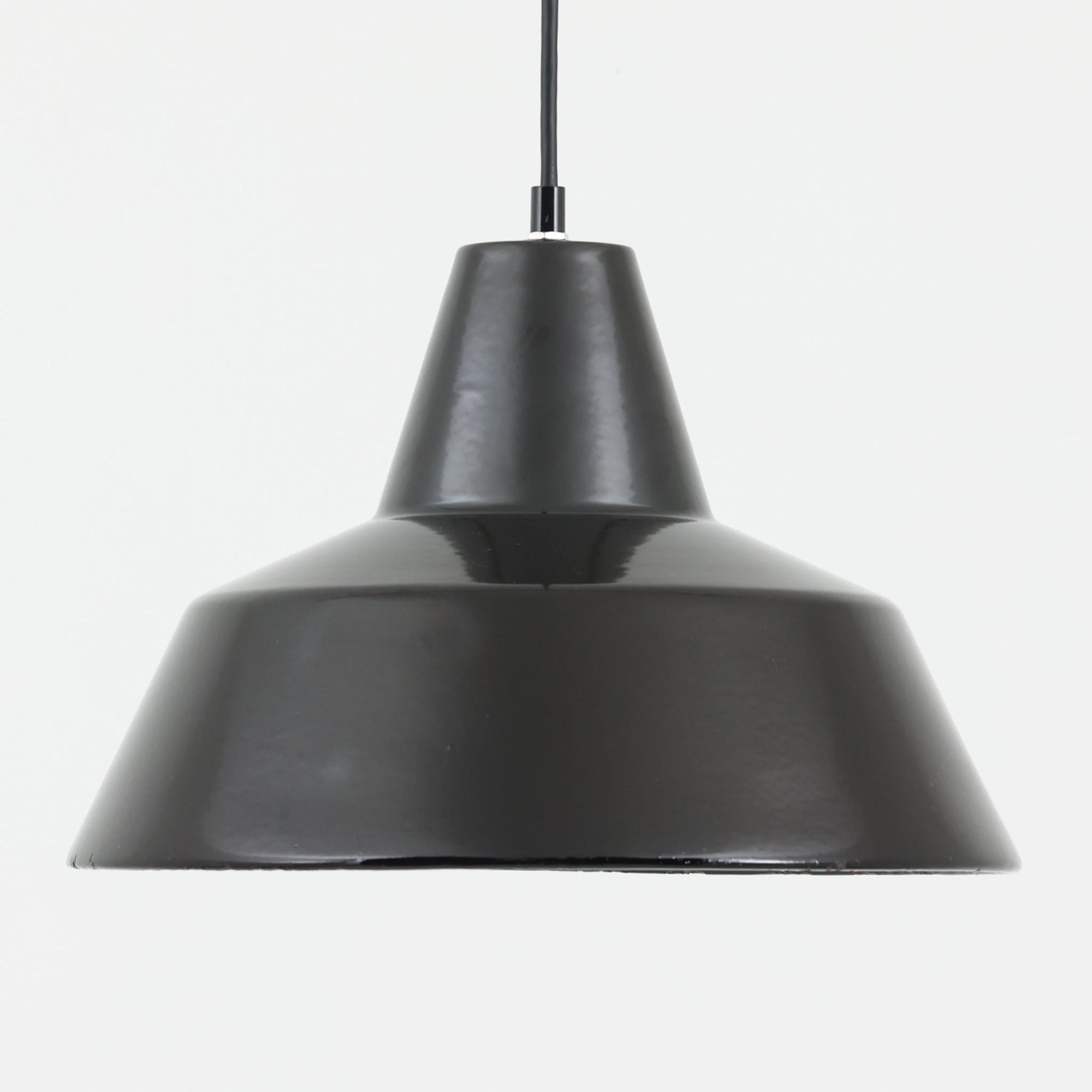 「The work shop lamp」です。Louis Poulsen社の定番ランプ。復刻品はアルミ製ですが、こちらはビンテージ品ならではの琺瑯＆エナメルモデル。艶感が魅力的です。
