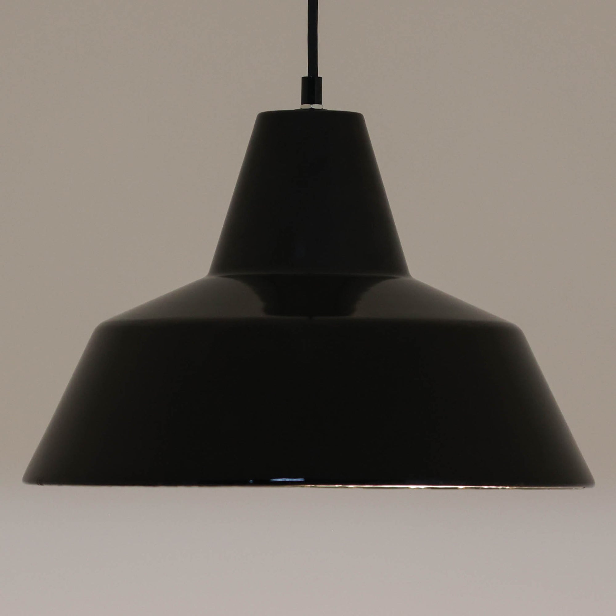 「The work shop lamp」です。Louis Poulsen社の定番ランプ。復刻品はアルミ製ですが、こちらはビンテージ品ならではの琺瑯＆エナメルモデル。艶感が魅力的です。