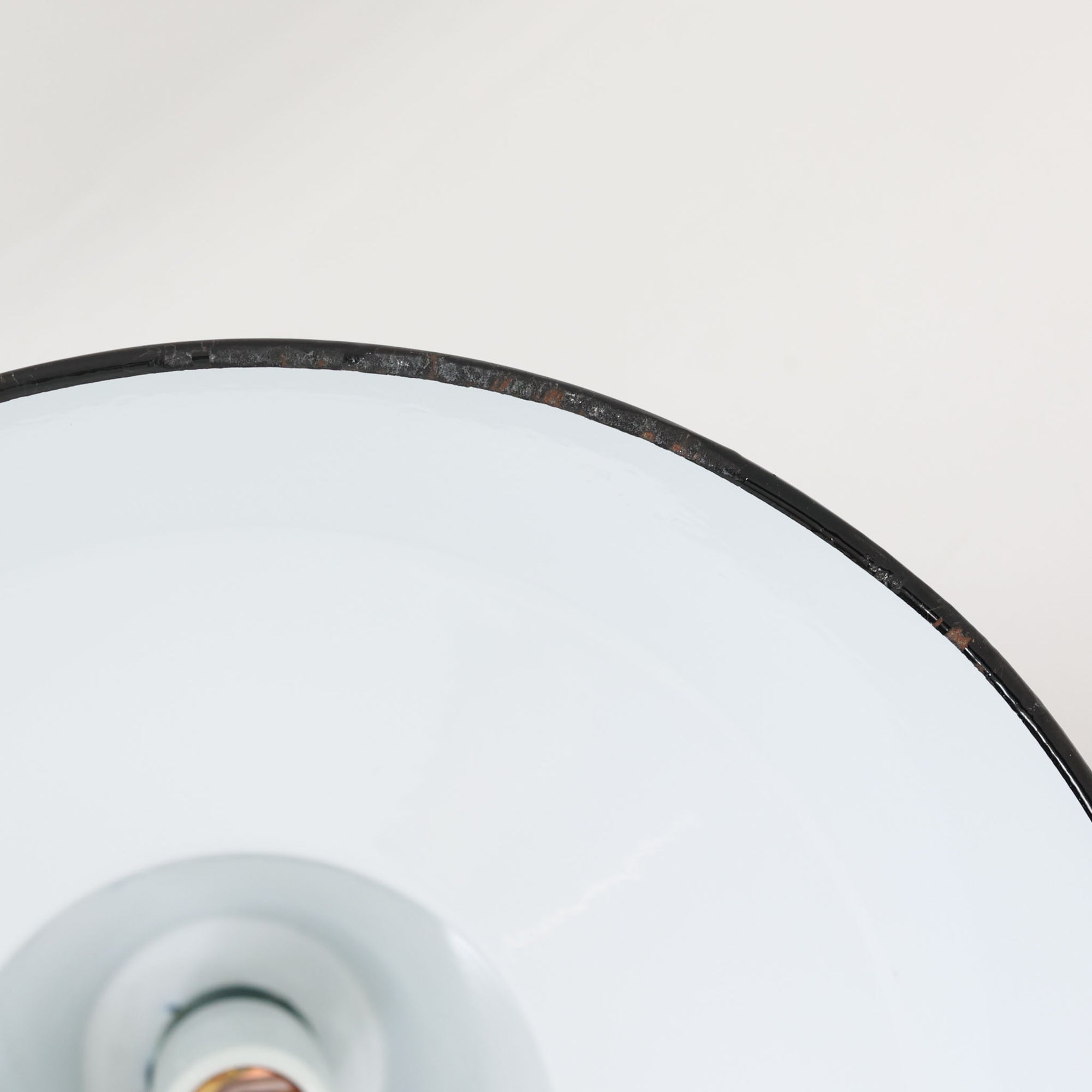 「The work shop lamp」です。Louis Poulsen社の定番ランプ。復刻品はアルミ製ですが、こちらはビンテージ品ならではの琺瑯＆エナメルモデル。艶感が魅力的です。