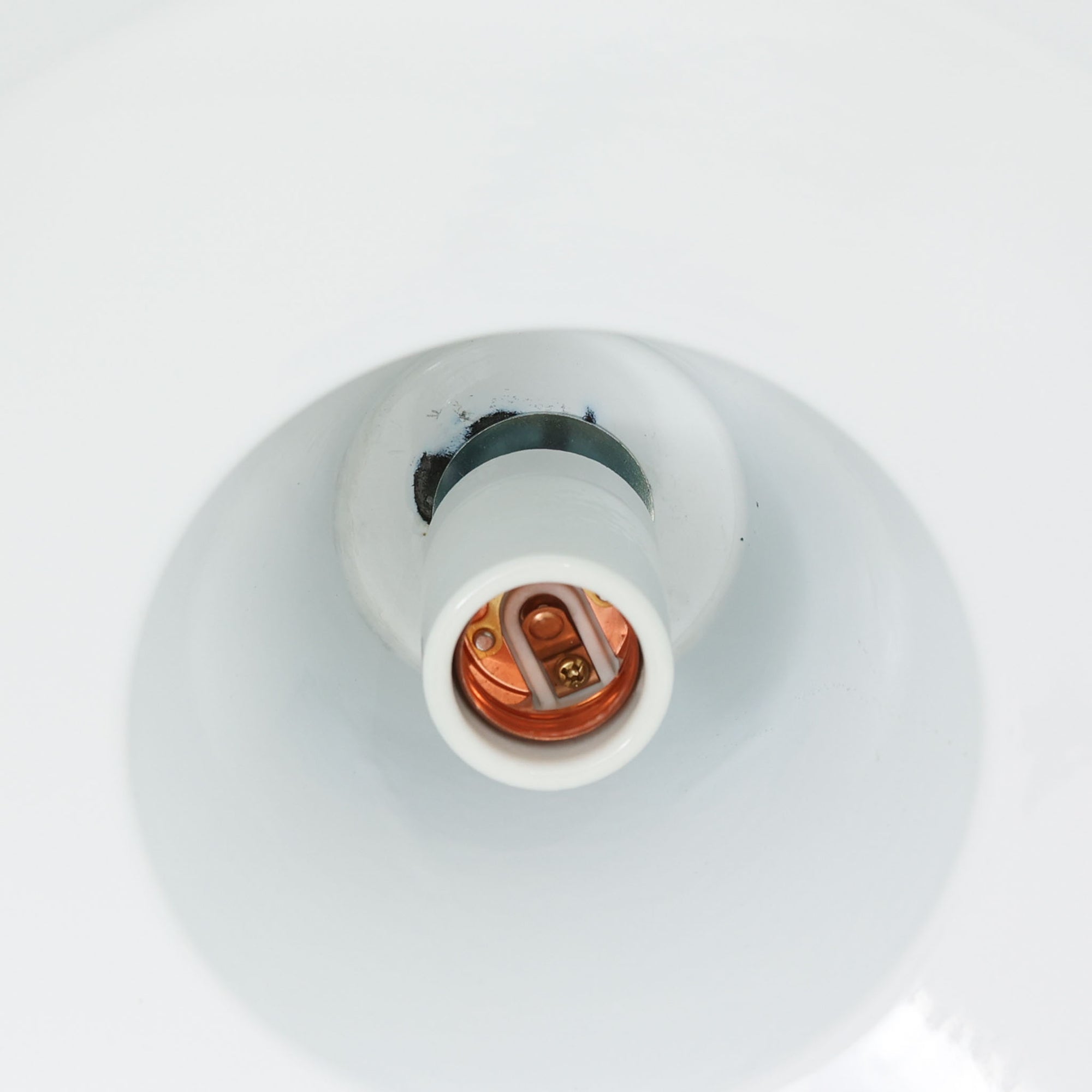 「The work shop lamp」です。Louis Poulsen社の定番ランプ。復刻品はアルミ製ですが、こちらはビンテージ品ならではの琺瑯＆エナメルモデル。艶感が魅力的です。