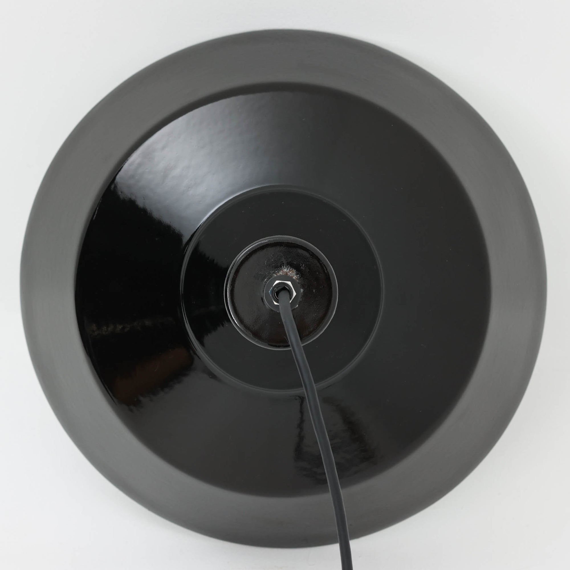 「The work shop lamp」です。Louis Poulsen社の定番ランプ。復刻品はアルミ製ですが、こちらはビンテージ品ならではの琺瑯＆エナメルモデル。艶感が魅力的です。