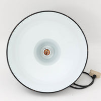 「The work shop lamp」です。Louis Poulsen社の定番ランプ。復刻品はアルミ製ですが、こちらはビンテージ品ならではの琺瑯＆エナメルモデル。艶感が魅力的です。