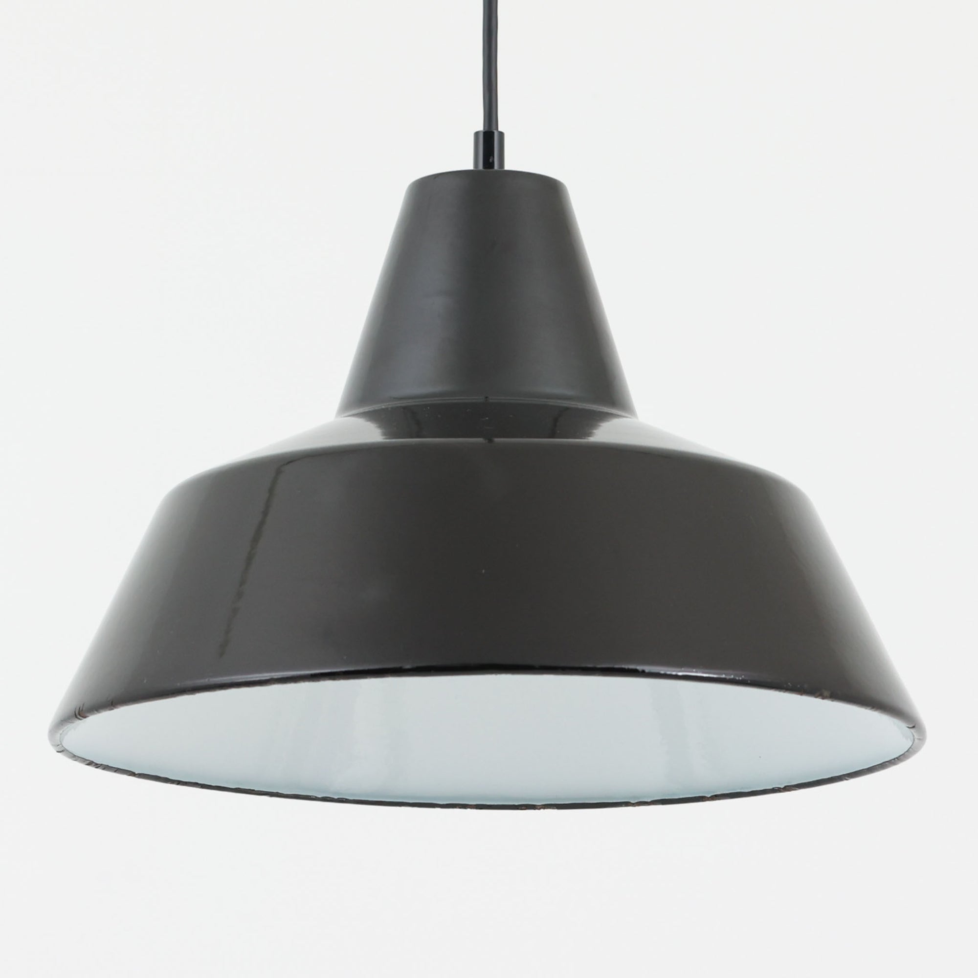 「The work shop lamp」です。Louis Poulsen社の定番ランプ。復刻品はアルミ製ですが、こちらはビンテージ品ならではの琺瑯＆エナメルモデル。艶感が魅力的です。