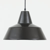 「The work shop lamp」です。Louis Poulsen社の定番ランプ。復刻品はアルミ製ですが、こちらはビンテージ品ならではの琺瑯＆エナメルモデル。艶感が魅力的です。