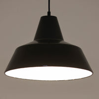 「The work shop lamp」です。Louis Poulsen社の定番ランプ。復刻品はアルミ製ですが、こちらはビンテージ品ならではの琺瑯＆エナメルモデル。艶感が魅力的です。