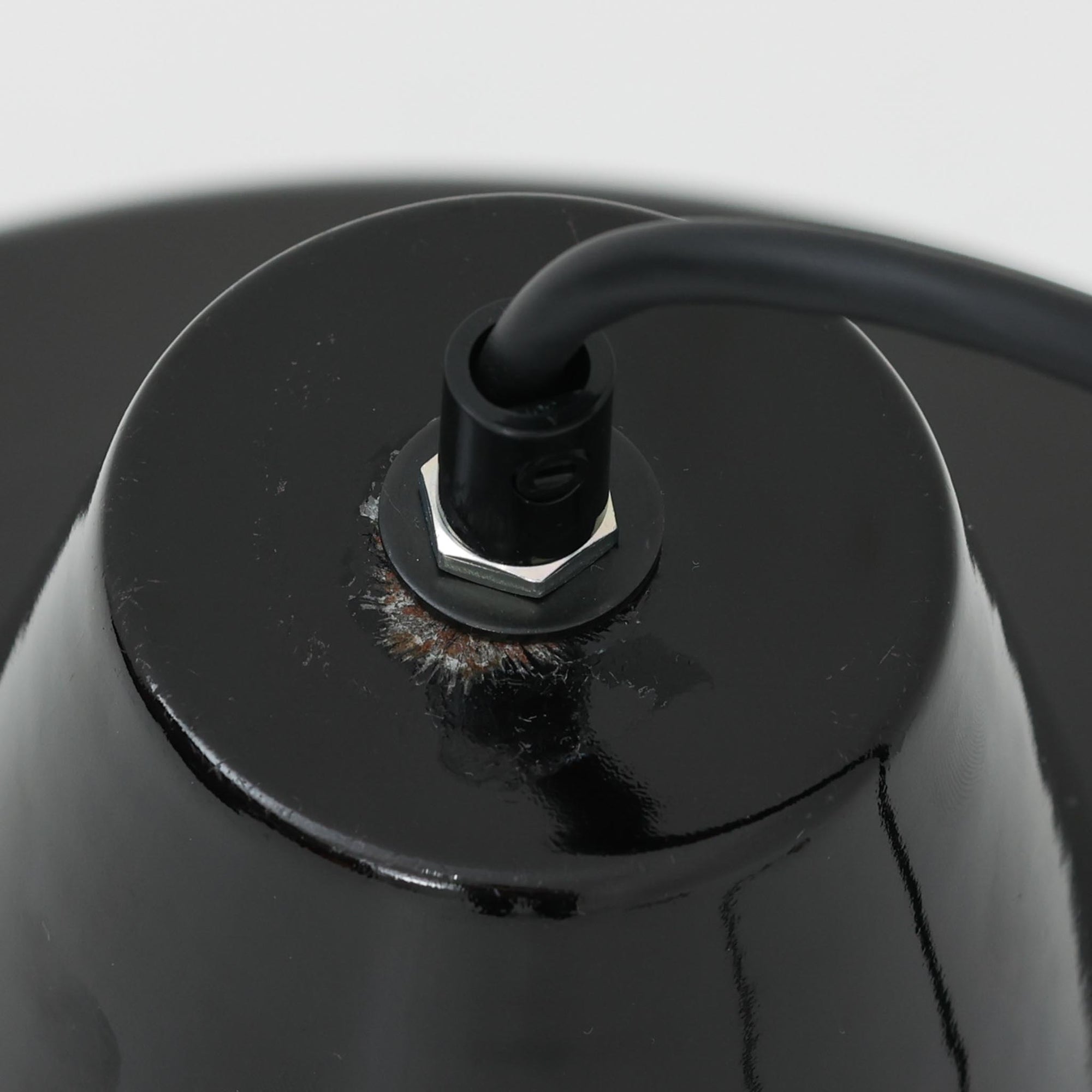 「The work shop lamp」です。Louis Poulsen社の定番ランプ。復刻品はアルミ製ですが、こちらはビンテージ品ならではの琺瑯＆エナメルモデル。艶感が魅力的です。