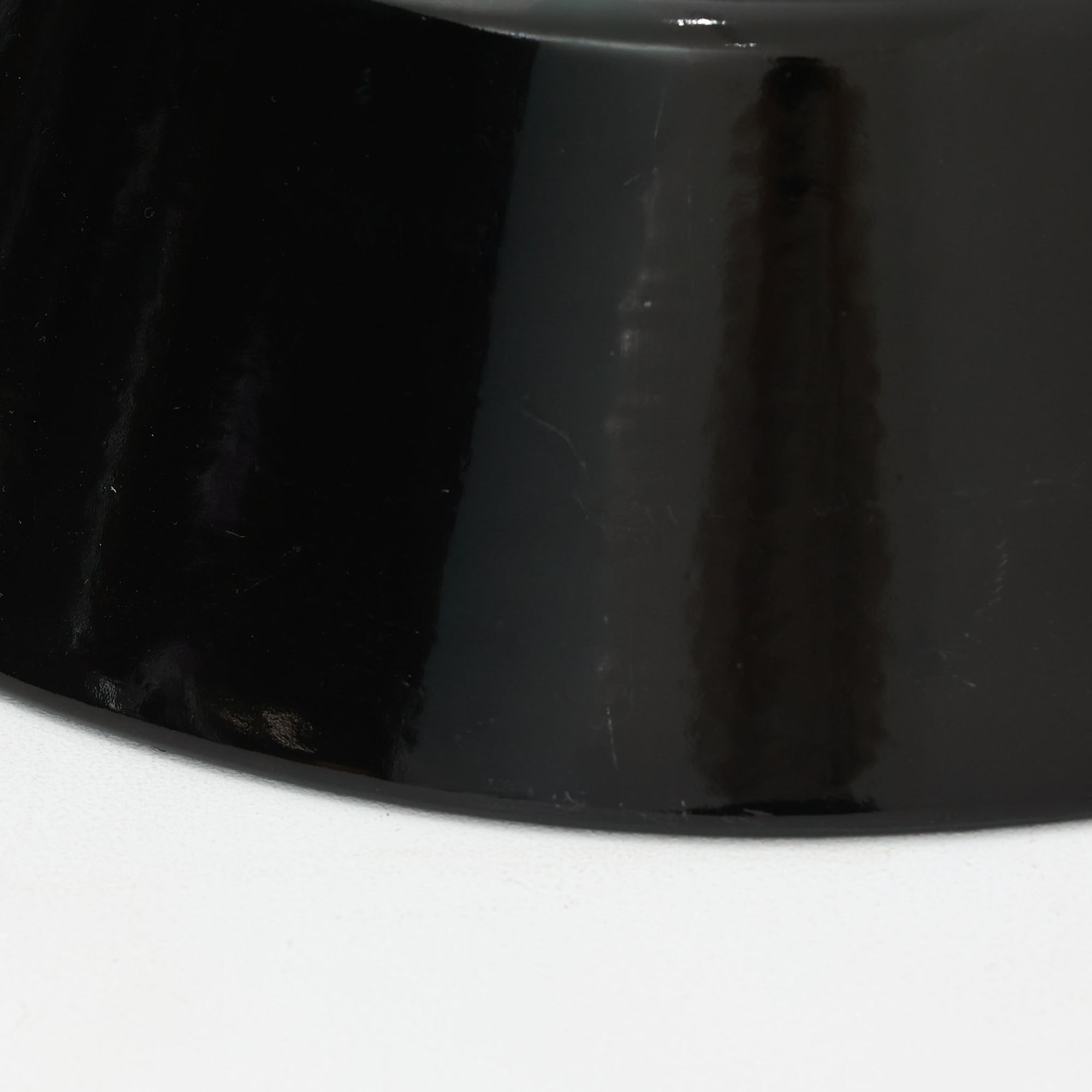 「The work shop lamp」です。Louis Poulsen社の定番ランプ。復刻品はアルミ製ですが、こちらはビンテージ品ならではの琺瑯＆エナメルモデル。艶感が魅力的です。