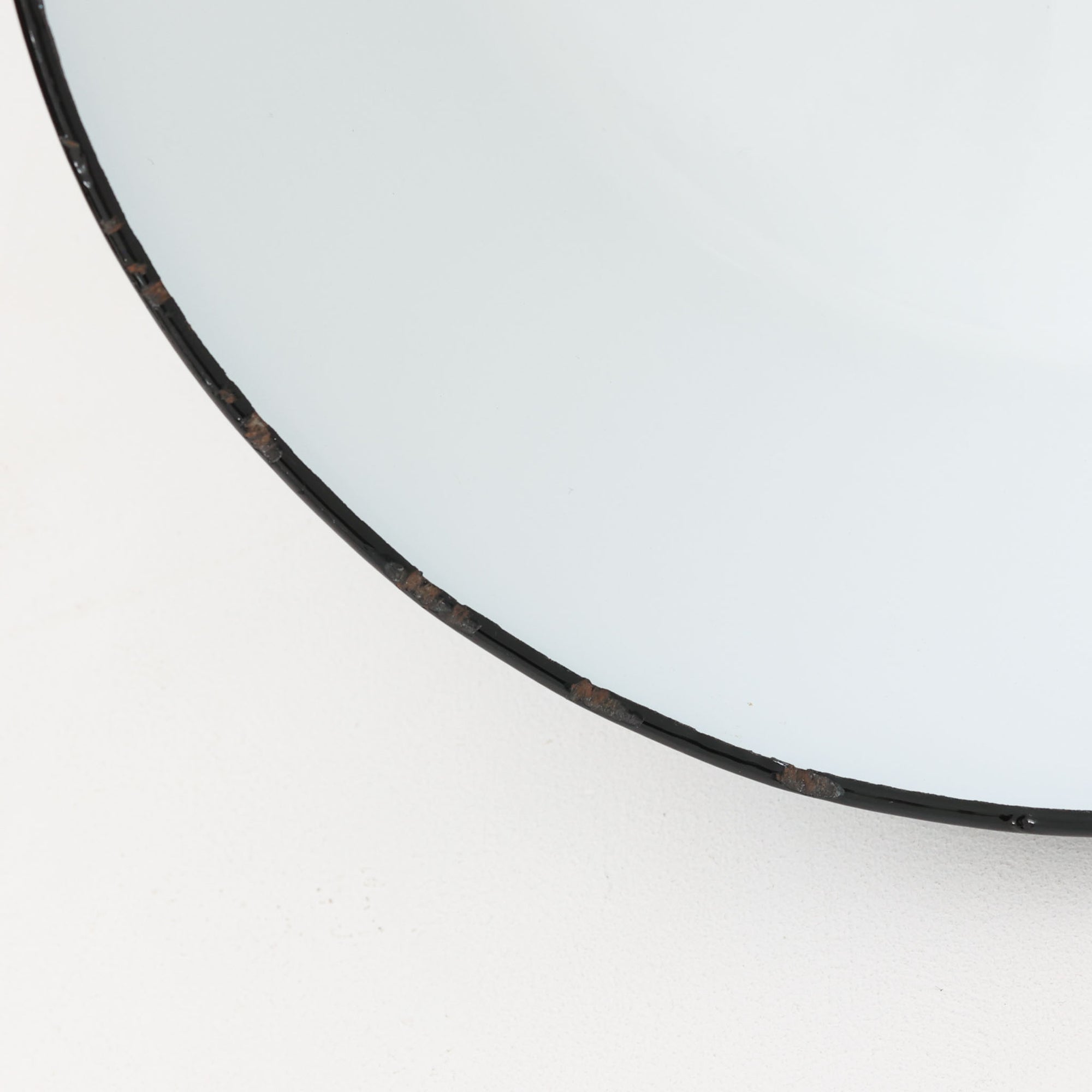 「The work shop lamp」です。Louis Poulsen社の定番ランプ。復刻品はアルミ製ですが、こちらはビンテージ品ならではの琺瑯＆エナメルモデル。艶感が魅力的です。