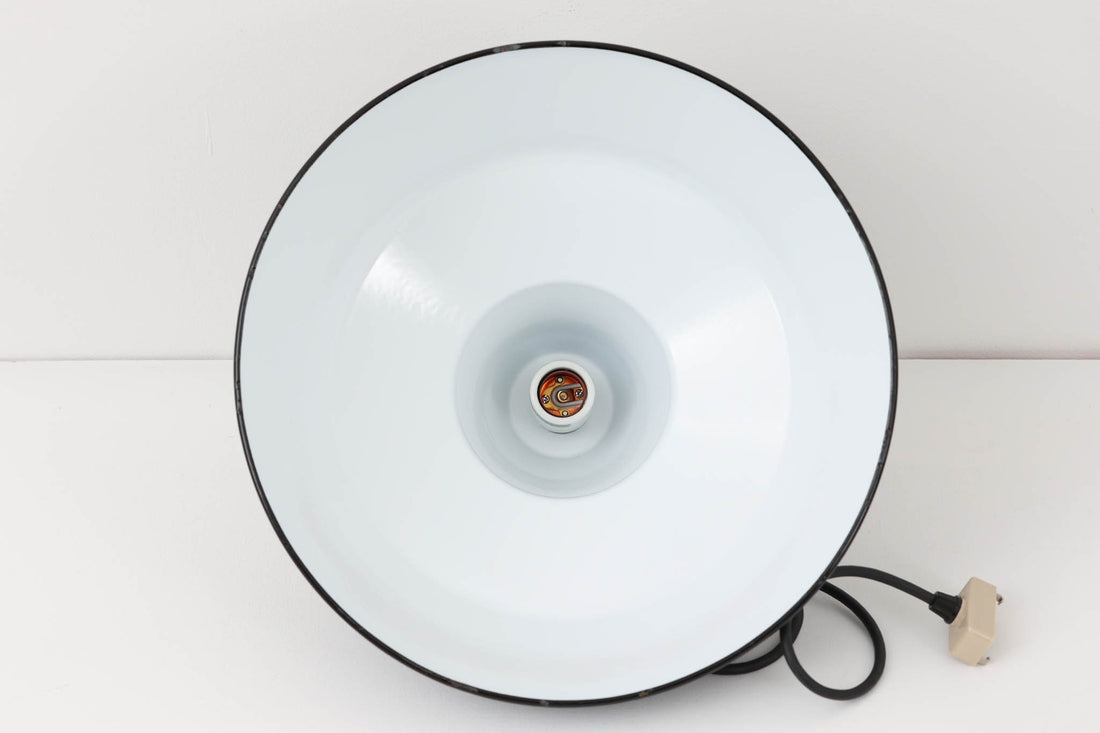 「The work shop lamp」です。Louis Poulsen社の定番ランプ。復刻品はアルミ製ですが、こちらはビンテージ品ならではの琺瑯＆エナメルモデル。艶感が魅力的です。