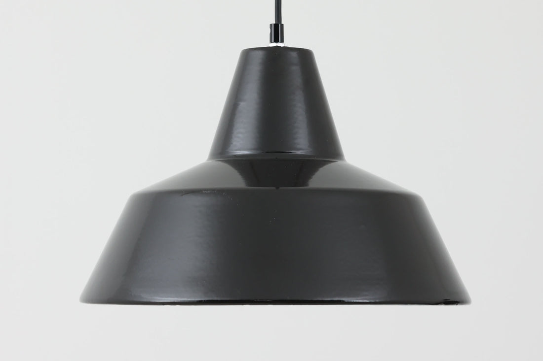 「The work shop lamp」です。Louis Poulsen社の定番ランプ。復刻品はアルミ製ですが、こちらはビンテージ品ならではの琺瑯＆エナメルモデル。艶感が魅力的です。