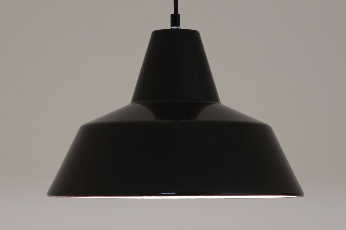 「The work shop lamp」です。Louis Poulsen社の定番ランプ。復刻品はアルミ製ですが、こちらはビンテージ品ならではの琺瑯＆エナメルモデル。艶感が魅力的です。