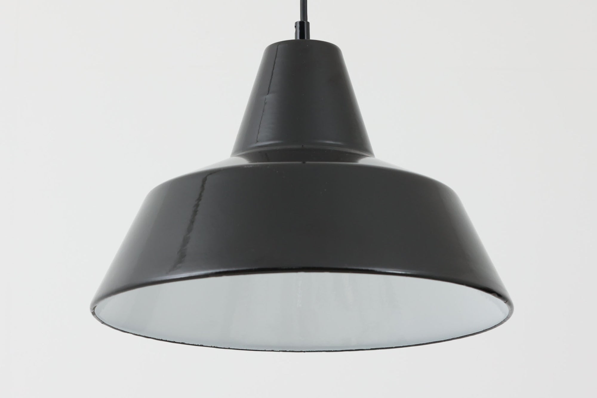 「The work shop lamp」です。Louis Poulsen社の定番ランプ。復刻品はアルミ製ですが、こちらはビンテージ品ならではの琺瑯＆エナメルモデル。艶感が魅力的です。