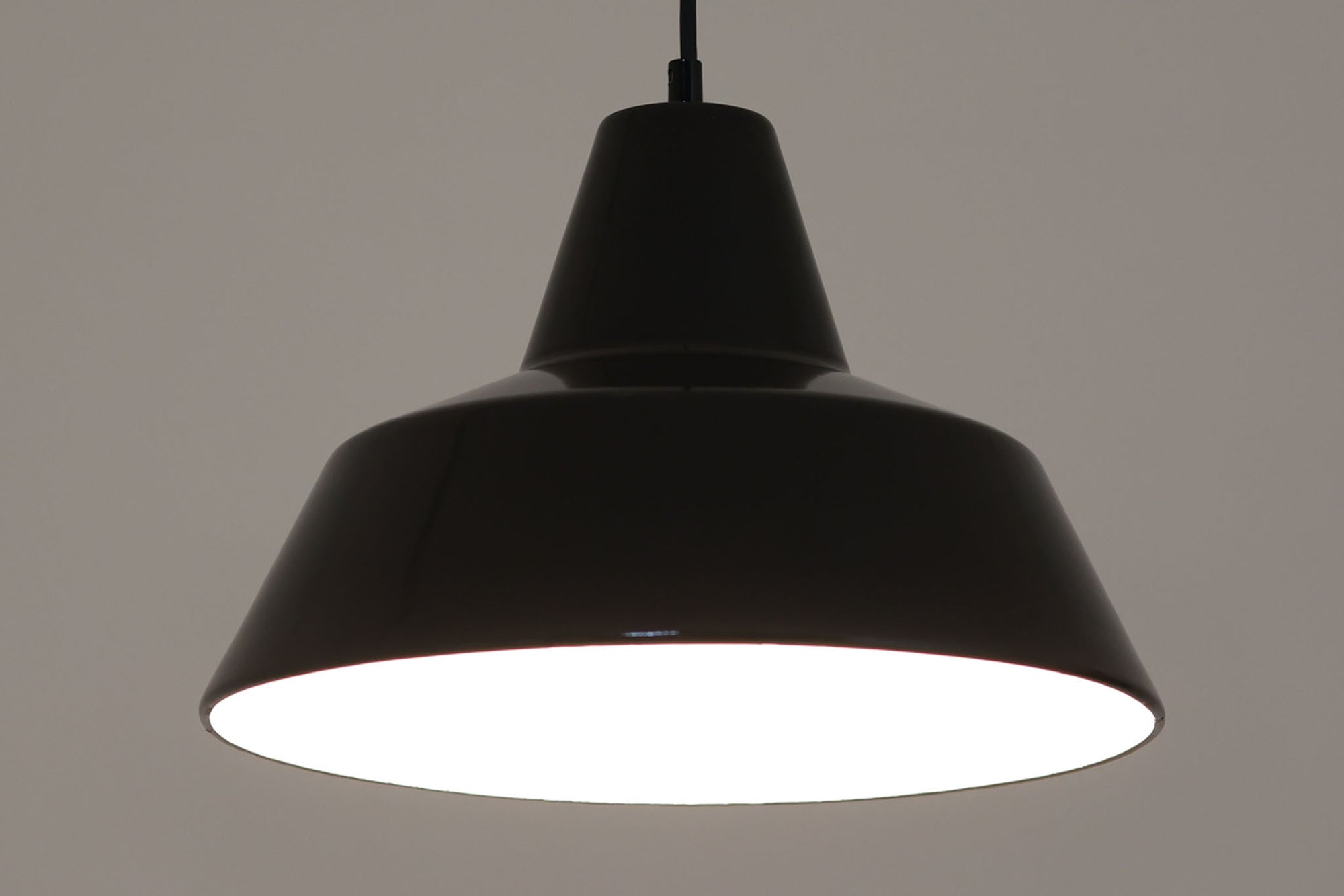 「The work shop lamp」です。Louis Poulsen社の定番ランプ。復刻品はアルミ製ですが、こちらはビンテージ品ならではの琺瑯＆エナメルモデル。艶感が魅力的です。