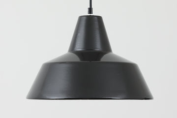 「The work shop lamp」です。Louis Poulsen社の定番ランプ。復刻品はアルミ製ですが、こちらはビンテージ品ならではの琺瑯＆エナメルモデル。艶感が魅力的です。