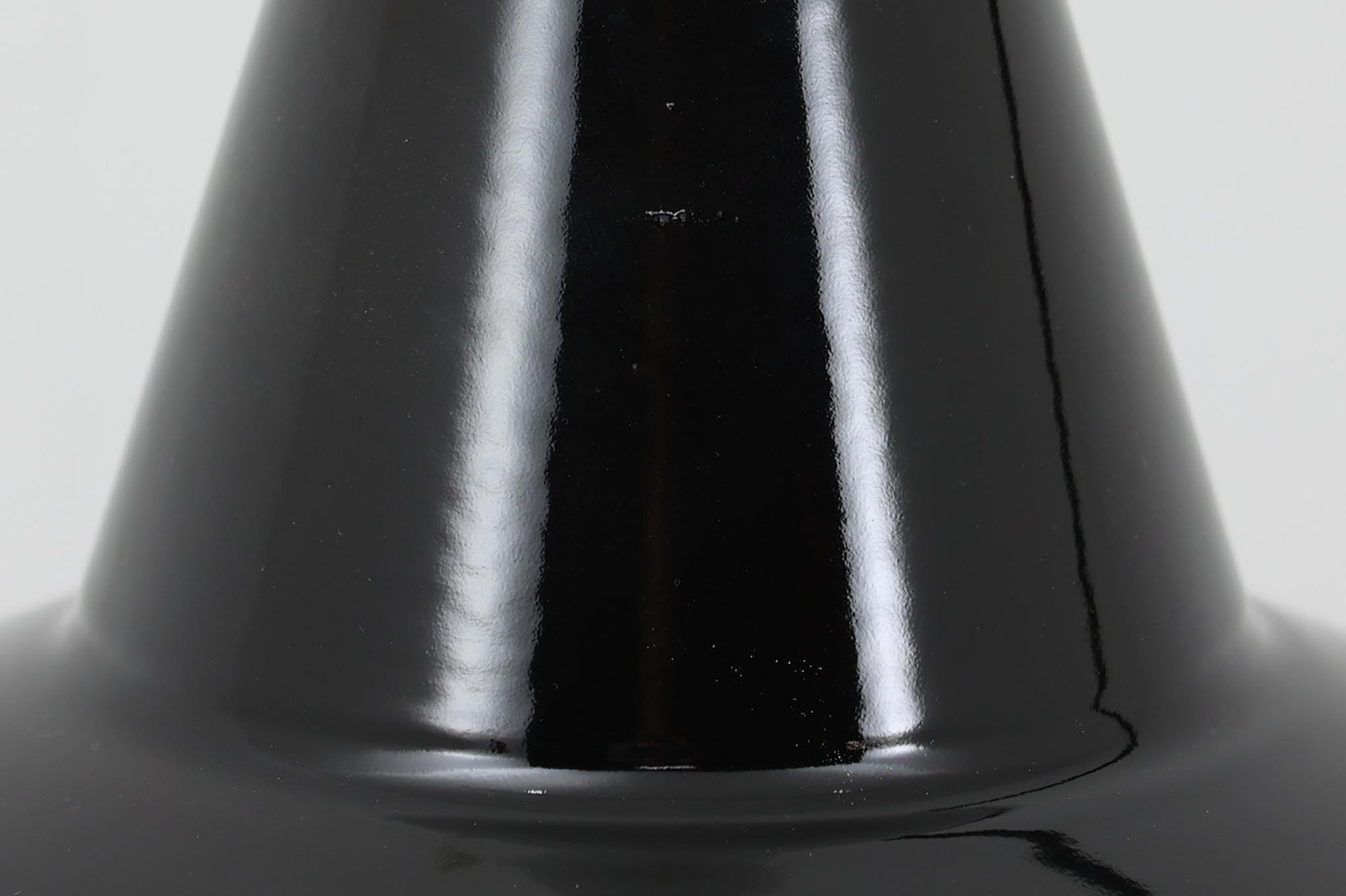 「The work shop lamp」です。Louis Poulsen社の定番ランプ。復刻品はアルミ製ですが、こちらはビンテージ品ならではの琺瑯＆エナメルモデル。艶感が魅力的です。