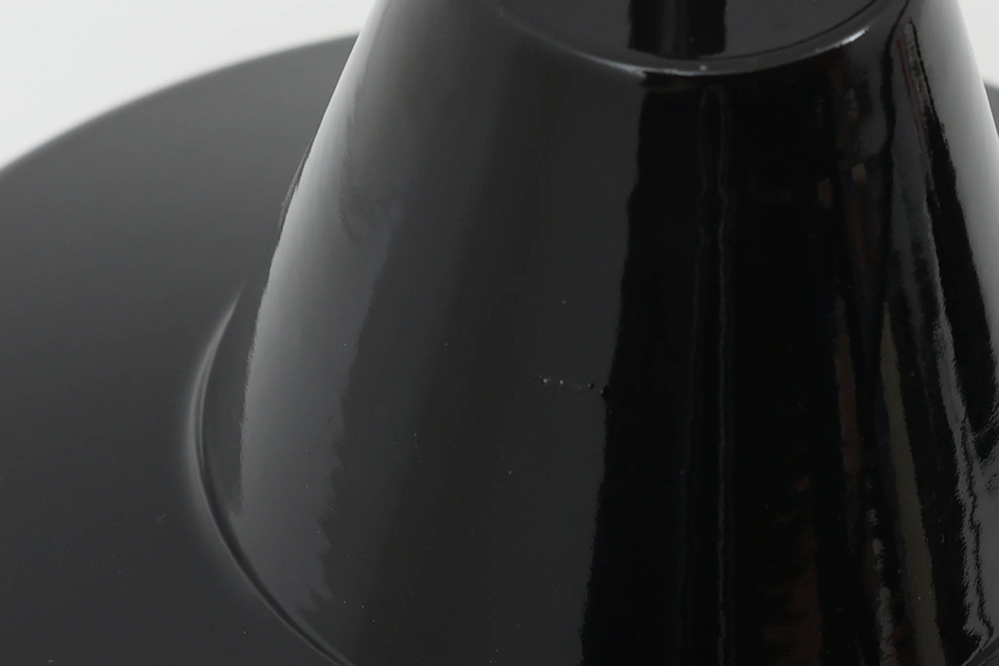 「The work shop lamp」です。Louis Poulsen社の定番ランプ。復刻品はアルミ製ですが、こちらはビンテージ品ならではの琺瑯＆エナメルモデル。艶感が魅力的です。