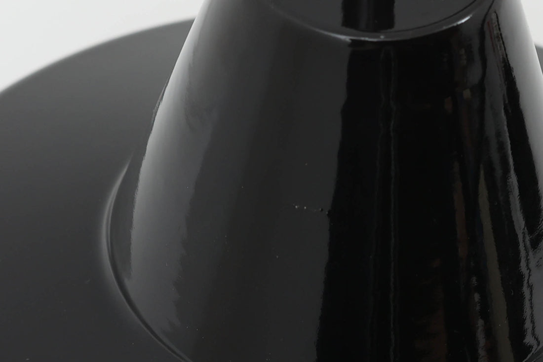 「The work shop lamp」です。Louis Poulsen社の定番ランプ。復刻品はアルミ製ですが、こちらはビンテージ品ならではの琺瑯＆エナメルモデル。艶感が魅力的です。