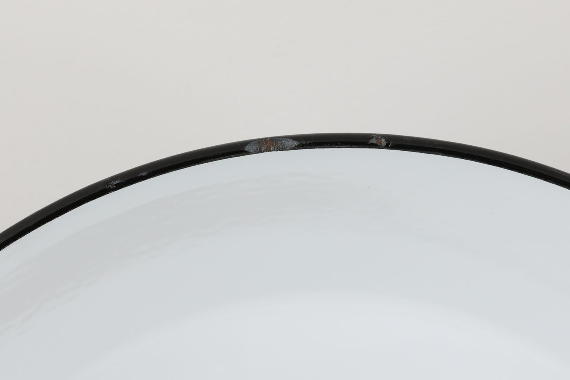 「The work shop lamp」です。Louis Poulsen社の定番ランプ。復刻品はアルミ製ですが、こちらはビンテージ品ならではの琺瑯＆エナメルモデル。艶感が魅力的です。