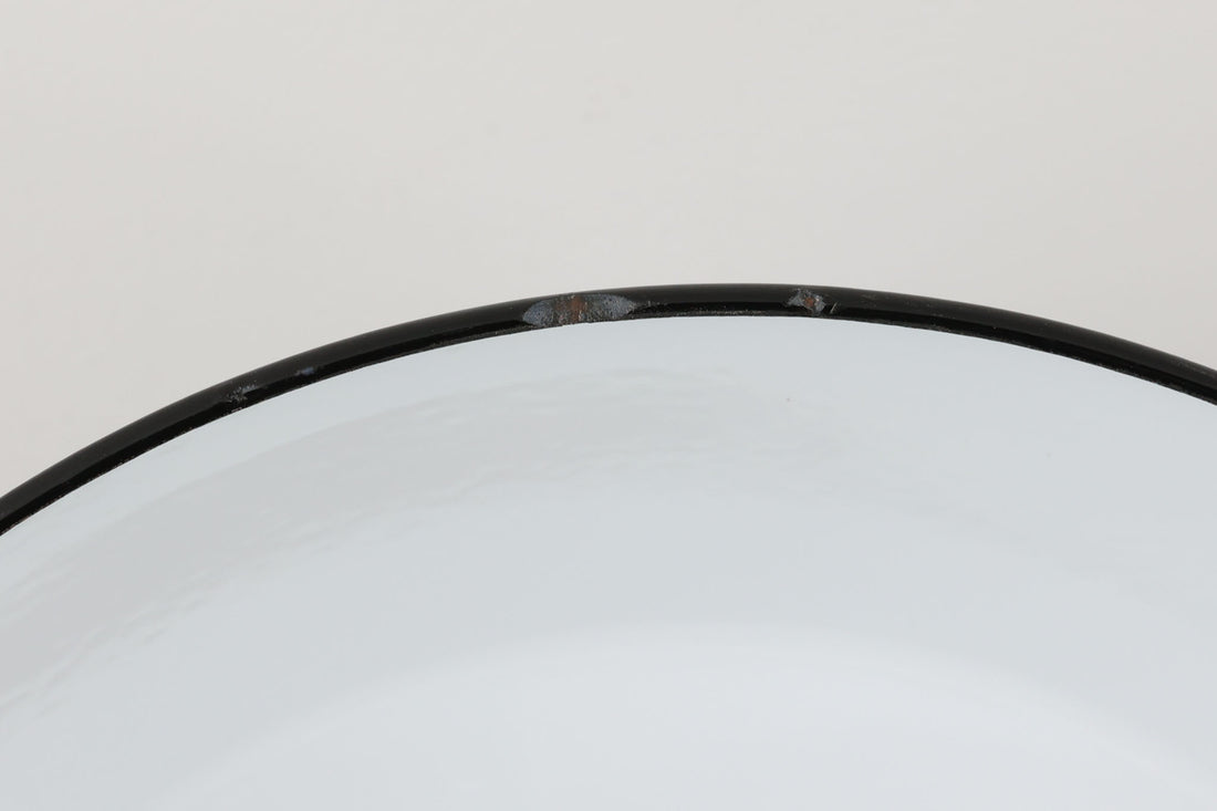 「The work shop lamp」です。Louis Poulsen社の定番ランプ。復刻品はアルミ製ですが、こちらはビンテージ品ならではの琺瑯＆エナメルモデル。艶感が魅力的です。