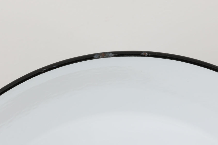 「The work shop lamp」です。Louis Poulsen社の定番ランプ。復刻品はアルミ製ですが、こちらはビンテージ品ならではの琺瑯＆エナメルモデル。艶感が魅力的です。