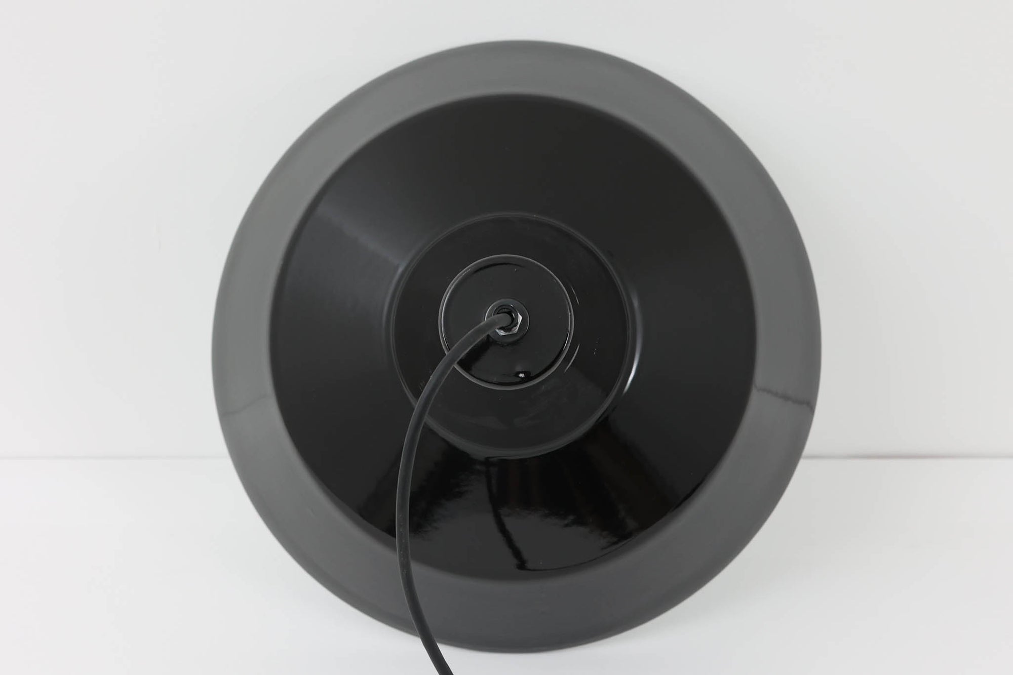 「The work shop lamp」です。Louis Poulsen社の定番ランプ。復刻品はアルミ製ですが、こちらはビンテージ品ならではの琺瑯＆エナメルモデル。艶感が魅力的です。