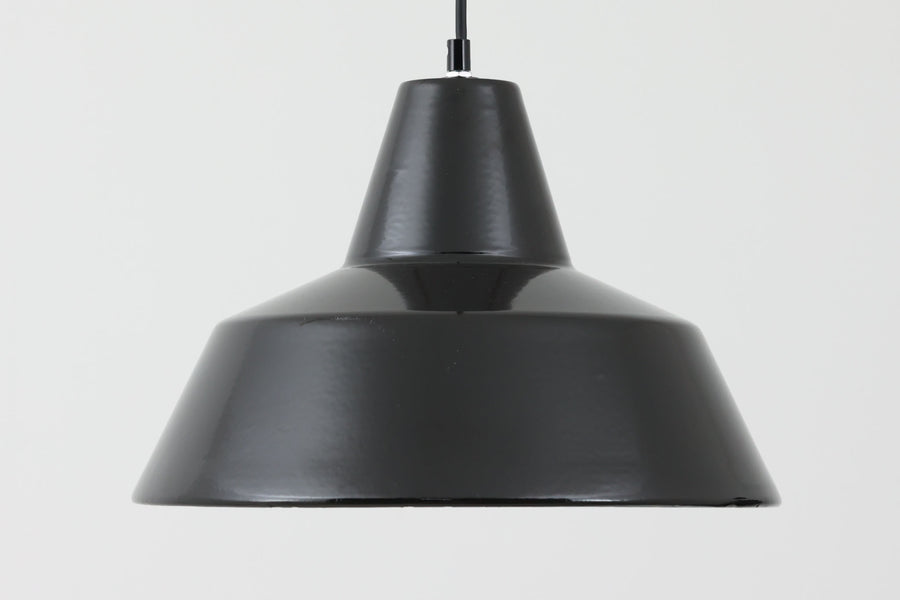 「The work shop lamp」です。Louis Poulsen社の定番ランプ。復刻品はアルミ製ですが、こちらはビンテージ品ならではの琺瑯＆エナメルモデル。艶感が魅力的です。
