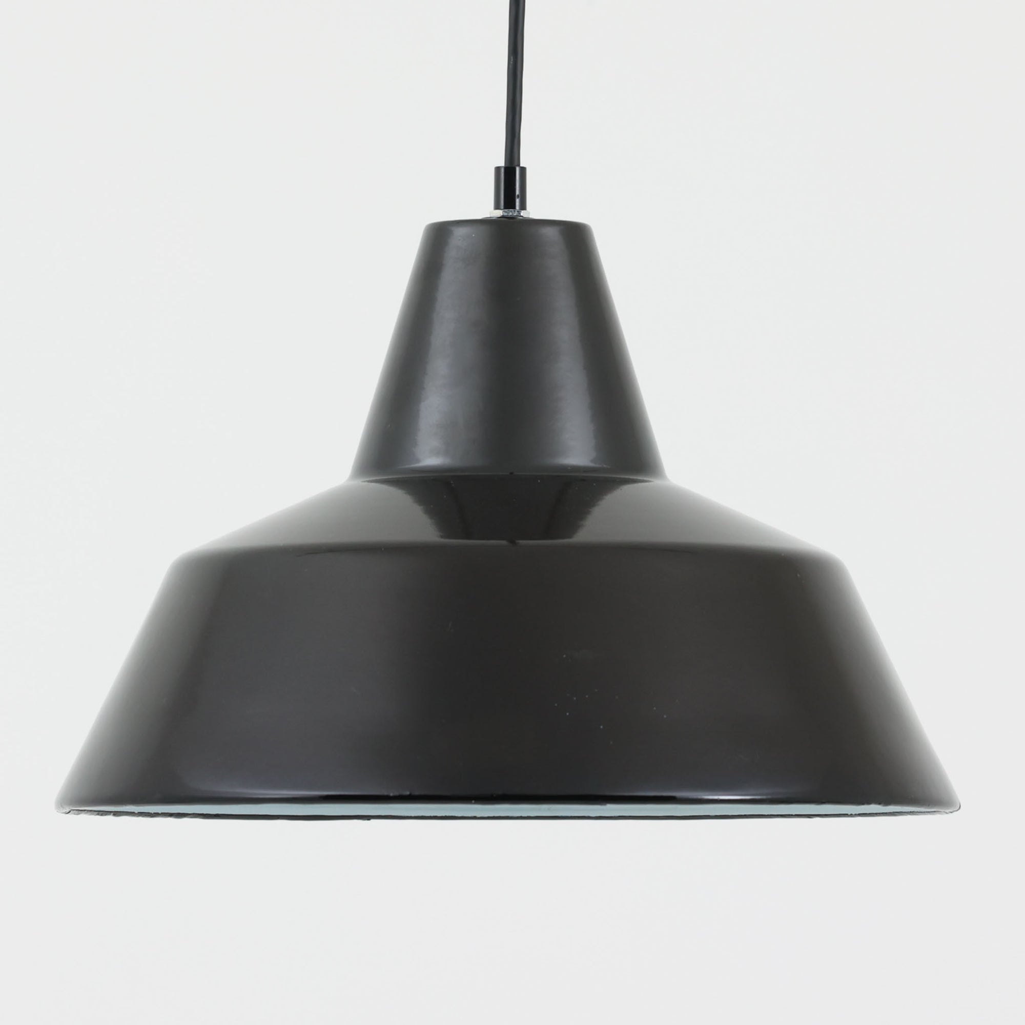 「The work shop lamp」です。Louis Poulsen社の定番ランプ。復刻品はアルミ製ですが、こちらはビンテージ品ならではの琺瑯＆エナメルモデル。艶感が魅力的です。