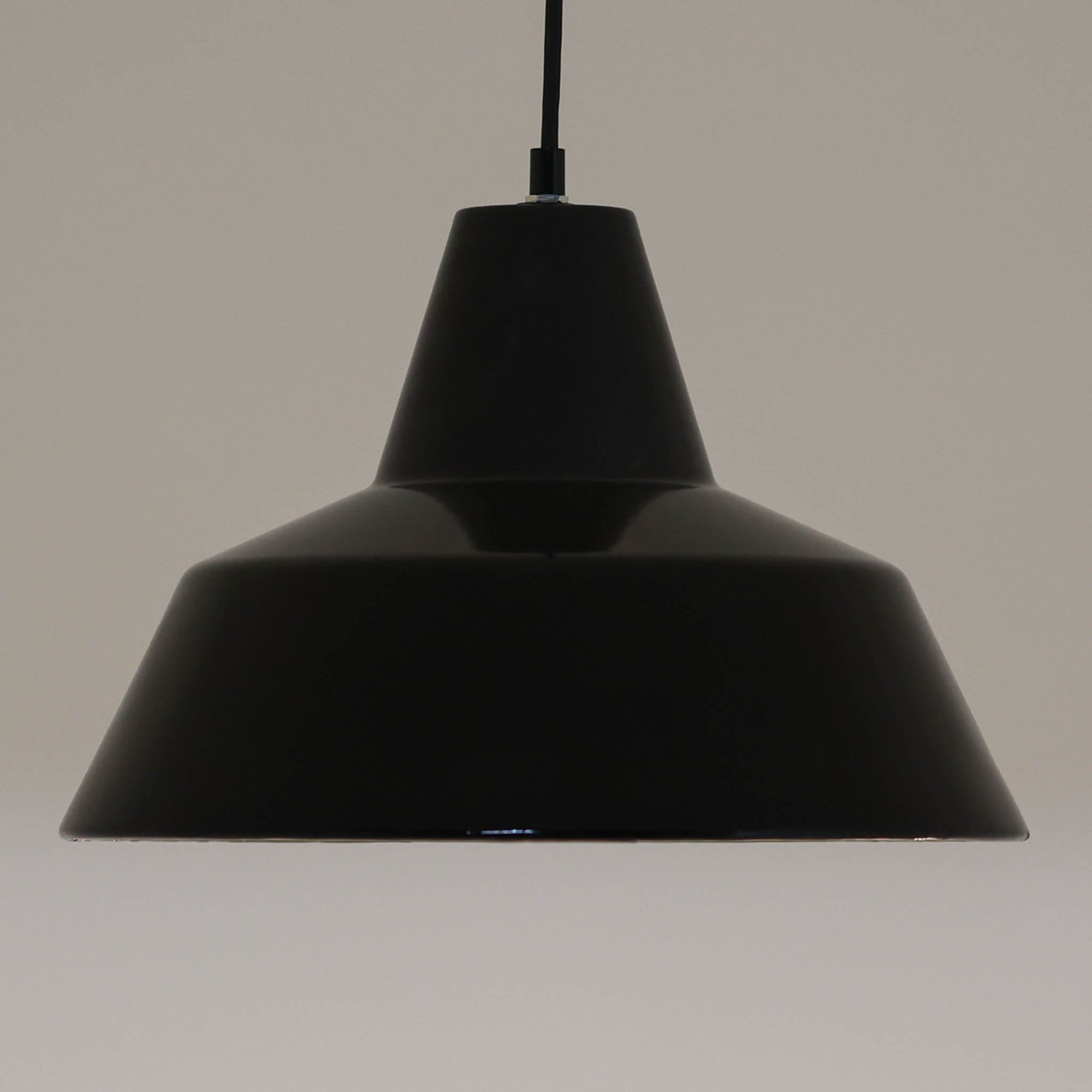 「The work shop lamp」です。Louis Poulsen社の定番ランプ。復刻品はアルミ製ですが、こちらはビンテージ品ならではの琺瑯＆エナメルモデル。艶感が魅力的です。