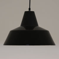「The work shop lamp」です。Louis Poulsen社の定番ランプ。復刻品はアルミ製ですが、こちらはビンテージ品ならではの琺瑯＆エナメルモデル。艶感が魅力的です。
